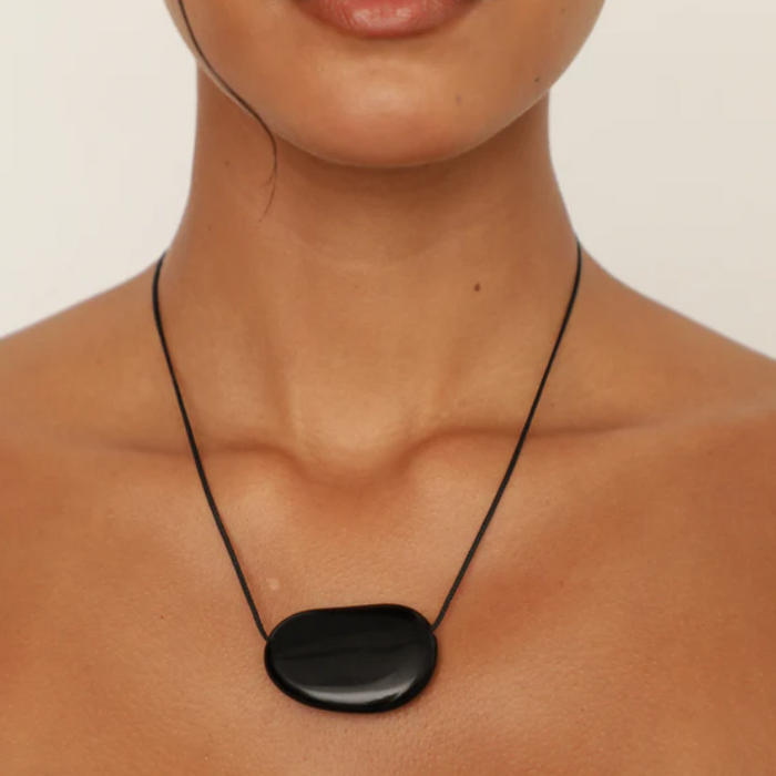 JULIA BLACK/BLACK