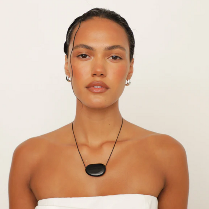 JULIA BLACK/BLACK